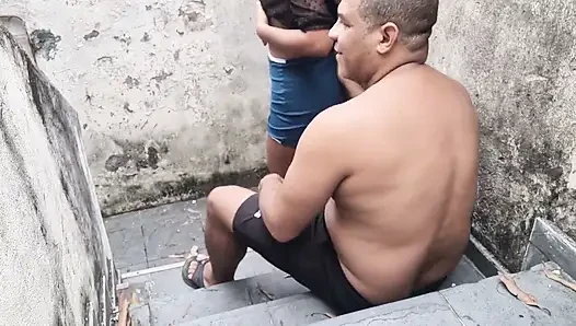 Сводный брат моей жены на лестнице