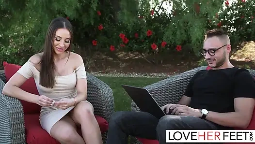 Güzel hatun Melissa Stratton ayakları yalandıktan sonra yarağa biniyor