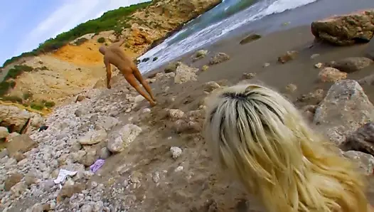 Angell Summers sahilde anal seks yapıyor ve sakso çekiyor