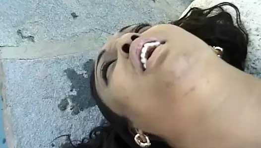 Havuz partisinde harika zaman geçirdik.