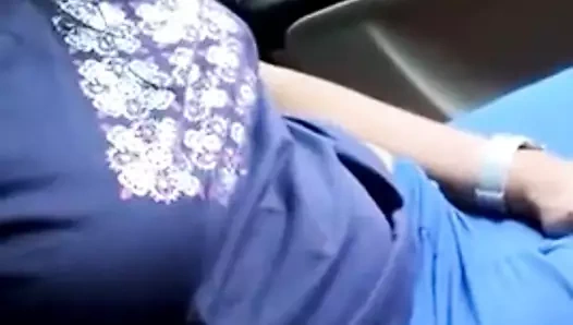 Gf handjob içinde araba