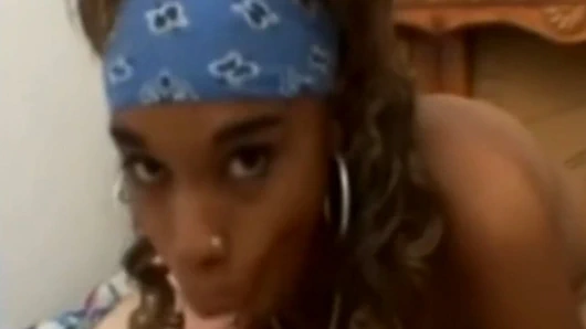 Sarkık memeli zenci emiyor ve küçük yarağına biniyor