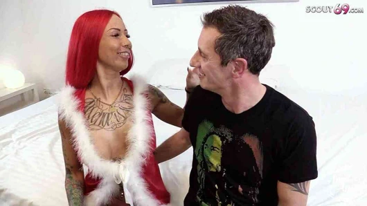 Prezervatif kapalı ve göt deliğine sperm - yaşlı adam için hediye olarak alman kızıl saçlı genç