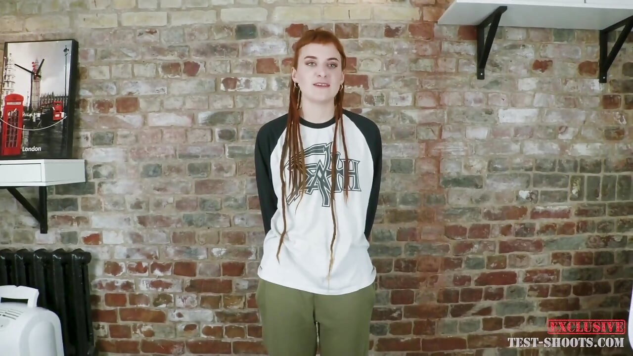 Emo dövmeli genç bryla çıplak video görüşmesinde