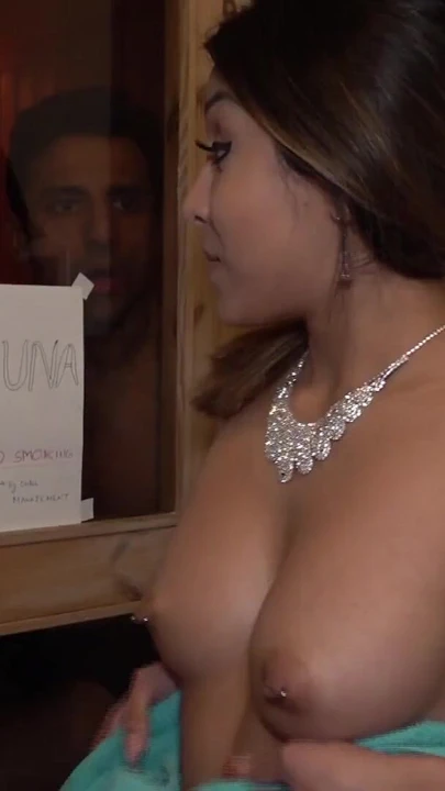 "Hintli üniversiteli genç kız erkek arkadaşı tarafından sert sikiliyor"