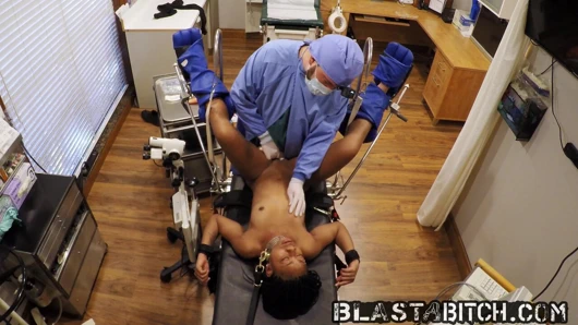 Minnie rose yarak emiyor ve dölle dolanıyor