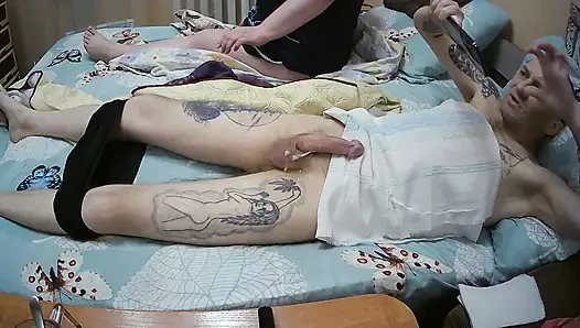 Kayınvalide sikimi sıvazlıyor ve penisten sperm akışını izliyor