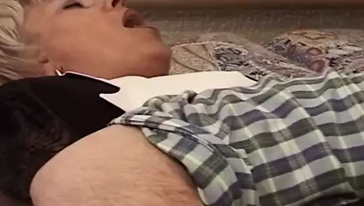 Ateşli ve sapık bir kadınla çok ateşli iki ev içi an