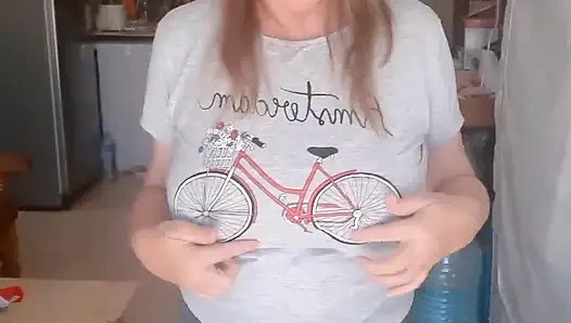 Büyük memeli ve amcık parmaklayan striptiz