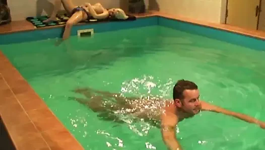 Güzel sarışın bebek amcığını yalatıyor ve çarpıyor