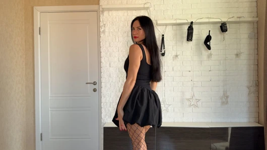 En karanlık deneme: file çorap, elbise ve güç ve kontrol 👠 topuklu ayakkabılar