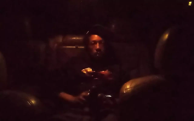 Дрочу мой большой черный член на задней части моего Taho