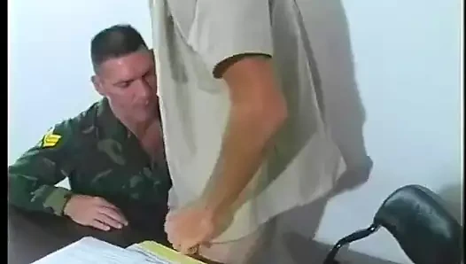 Sondaj çavuşu ofiste üniformalı askere sert yarağını emdiriyor