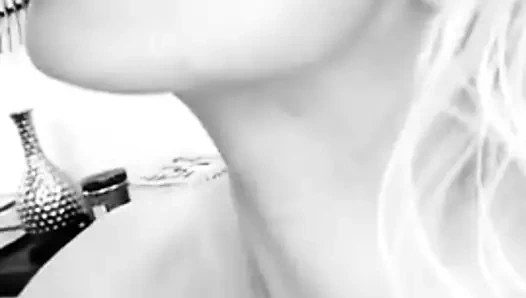 Caroline vreeland selfie, stratejik olarak üstsüz