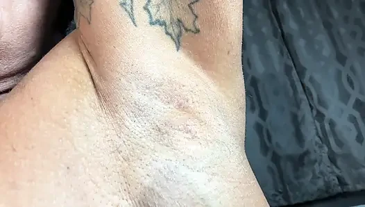 Kaslarıma ve koltuk altlarıma tapın bakış açısı özel seans fantezisi