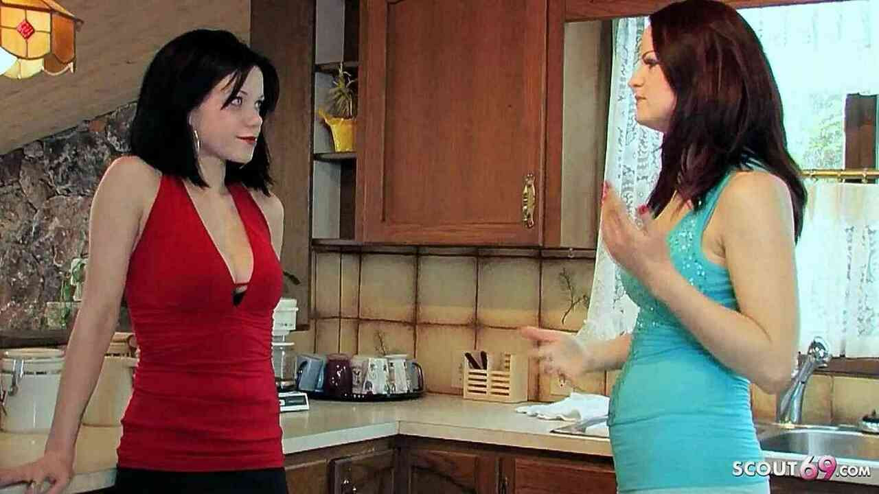 Nymphomaniac milf seduces bakire kız sonraki kapı ilk lezbiyen