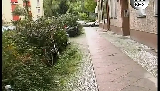 Sarışın olgun sürtük amını parmaklıyor ve mumlarla sikiyor