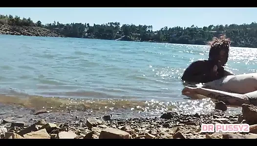 Öğleden sonra tekneyle kurtulan tüm turistlerin önünde dövmeli yarağı suda emdim