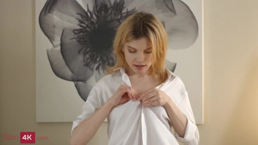 Fragile sarışın creampied sonra müthiş seks içinde the parlour