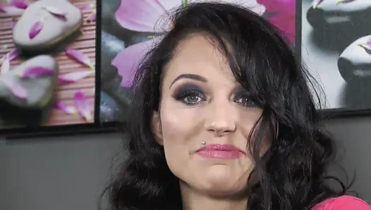 Büyük götlü esmer götünü sert bir şekilde sıçratıyor