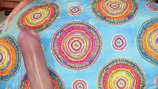 Cspot yüksek sesle dildoya biniyor ve çok sert boşalıyor