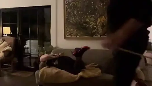 Kadın kılıklı koca şaplak atıyor!