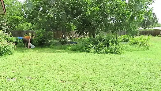 Aptal kadın kılıklı sürtük ve sahibe v hortumla oynuyor