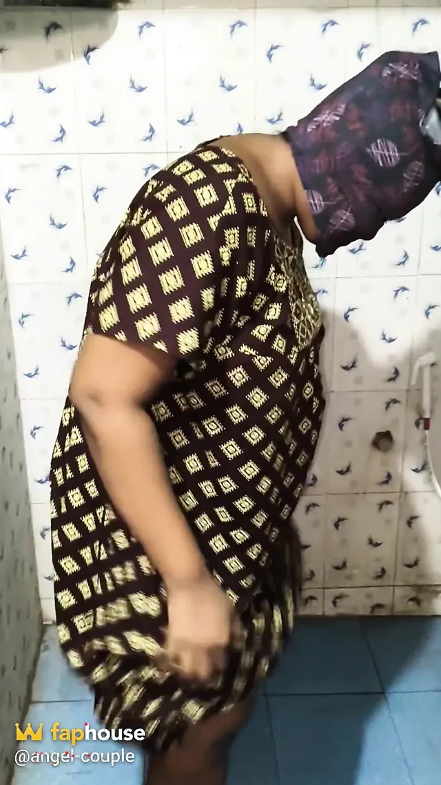 Seksi teyze ateşli banyo yapıyor