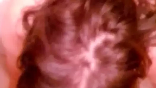 Arı sürtük yarak emiyor ve göğüslerini sikiyor, lezzetli göğüslere boşalıyor