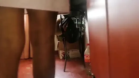 Ep10 Desi üvey anne üvey oğlunun kamerasını buldu ve amcığını görmek için onu soyunuyor amcık gösterisi yatakta yatmaya başlıyor göğüslerini sikiyor