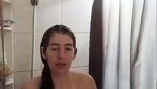 Orta yaşlı seksi kadın duş alıyor