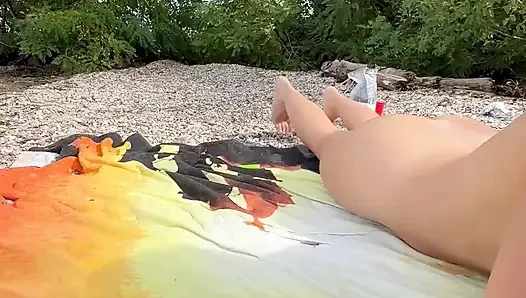 Oops! Plajda mastürbasyon yaparken yakalandım ama devam ettim