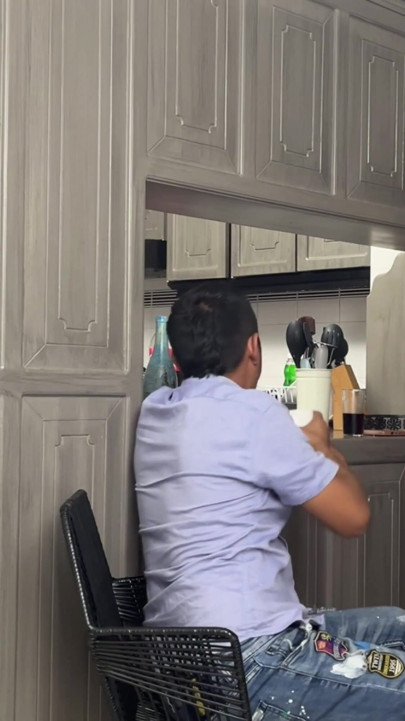 Boynuzlanan karısı yemek pişirirken, ziyaretçiyi sikiyor | Klip 1