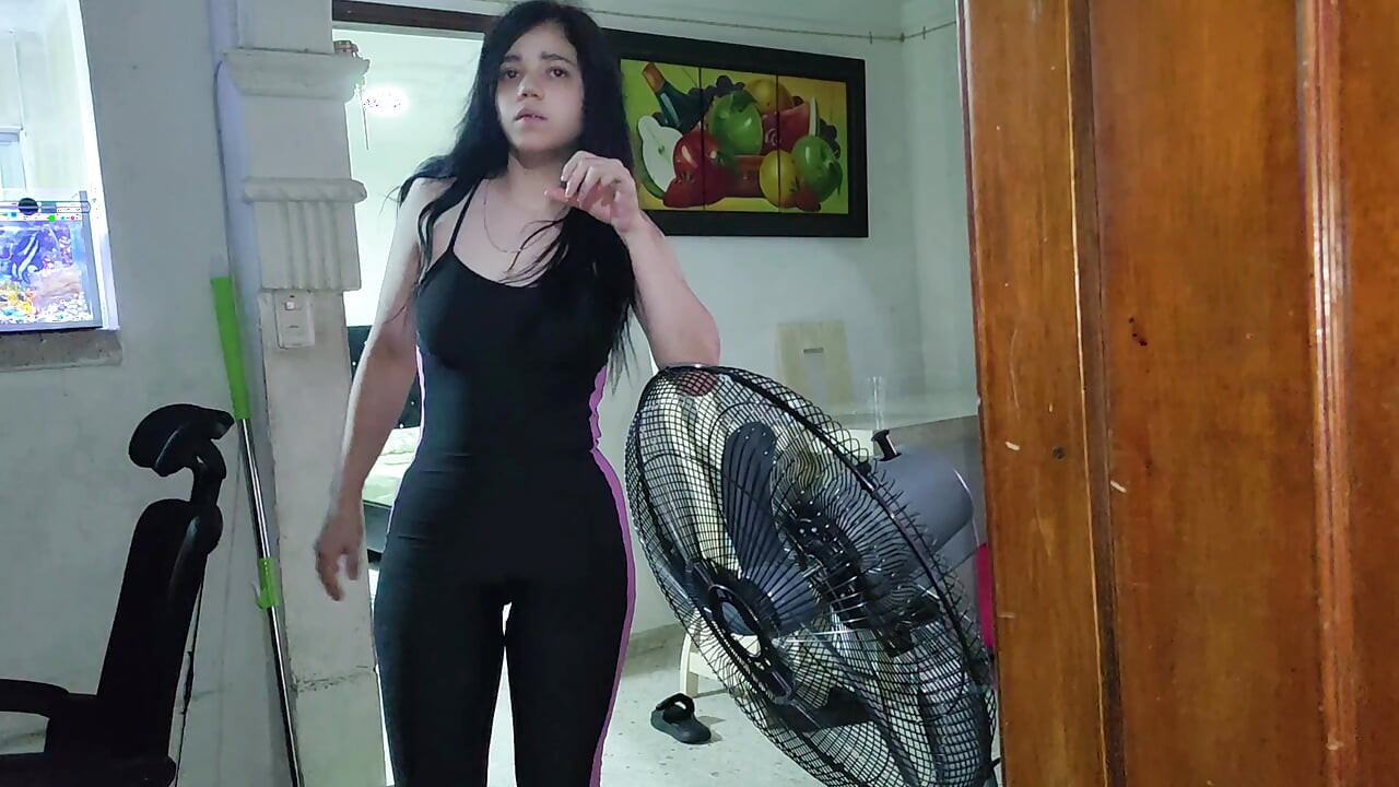 Sevimli genç 18 yaşındaki genç kız evimde ilk pornosunu kaydediyor