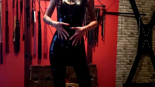 siyah lateks fetiş dominatrix