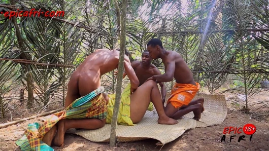 Üç büyük siyah yarak bu milf için yeterli değil (römork)