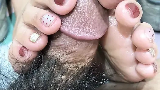 Acoletteyyy'nin dollshoes'tan taze bared ayakları yarak kafasını o kadar gıdıklıyor ki boşalmasından sonra onu sertçe boşalttı