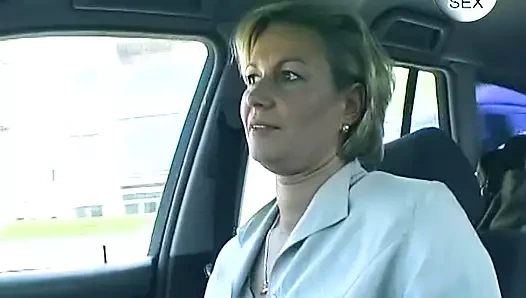 Olgun Alman kaltak doğada dildoyla sikişiyor