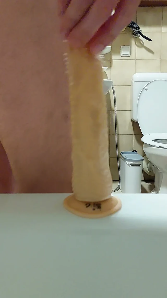 Kıçımı bir dildo ile penetre ediyorum.