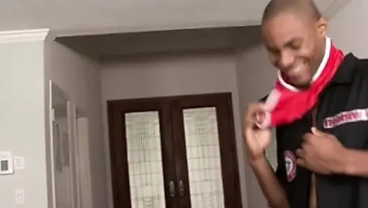 Büyük zenci yarağı olgun sarışının gergin amına yumruk sokuyor