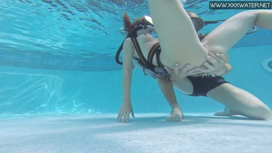 Minnie Manga havuzda sikiliyor