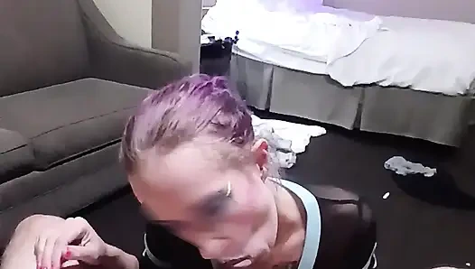 Futbol oyuncusu oyunu kazandıktan sonra edepsizleşiyor ve iki kez dölleniyor, büyük bir yarağa tapıyor ve amını yediriyor.