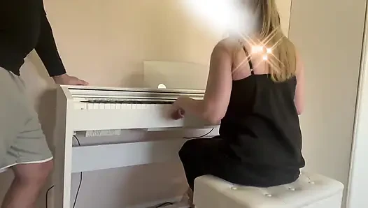 Orta yaşlı seksi öğretmenle özel piyano dersi çok yaramaz hale geldi