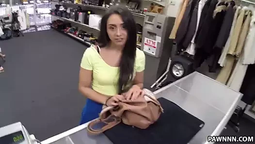 Seksi latin lilly hall üvey babasının arabasını geri istiyor - xxx piyon