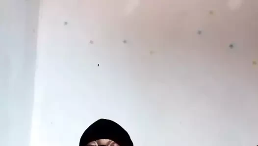 Kırmızı iç çamaşırımla amcığımın içine boşalmamın tadını çıkarıyorum