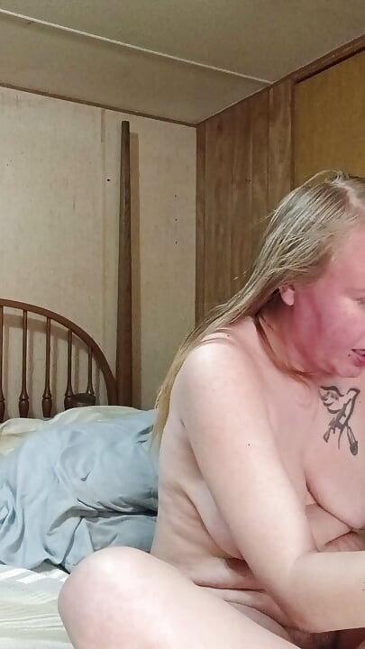Azgın orta yaşlı seksi kadın telefonda