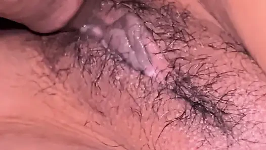 Kıllı ıslak amcığın içine boşalıyor