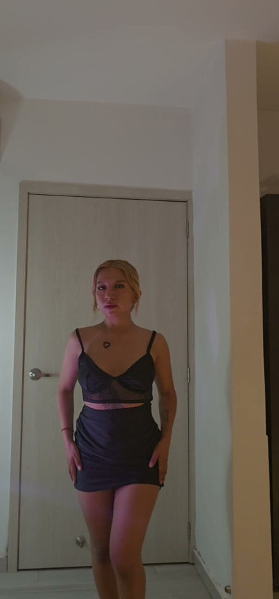 Kendine güven parlıyor, bakışlarına hazır.
