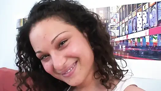 Güzel sıkı tıraşlı amcıklı seksi esmer ben şehvetli bir şekilde boşalırken sert yarağıma atlamayı seviyor