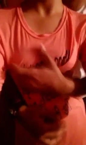 Ev hizmet zamanı sıcak kız göğüsler preassing